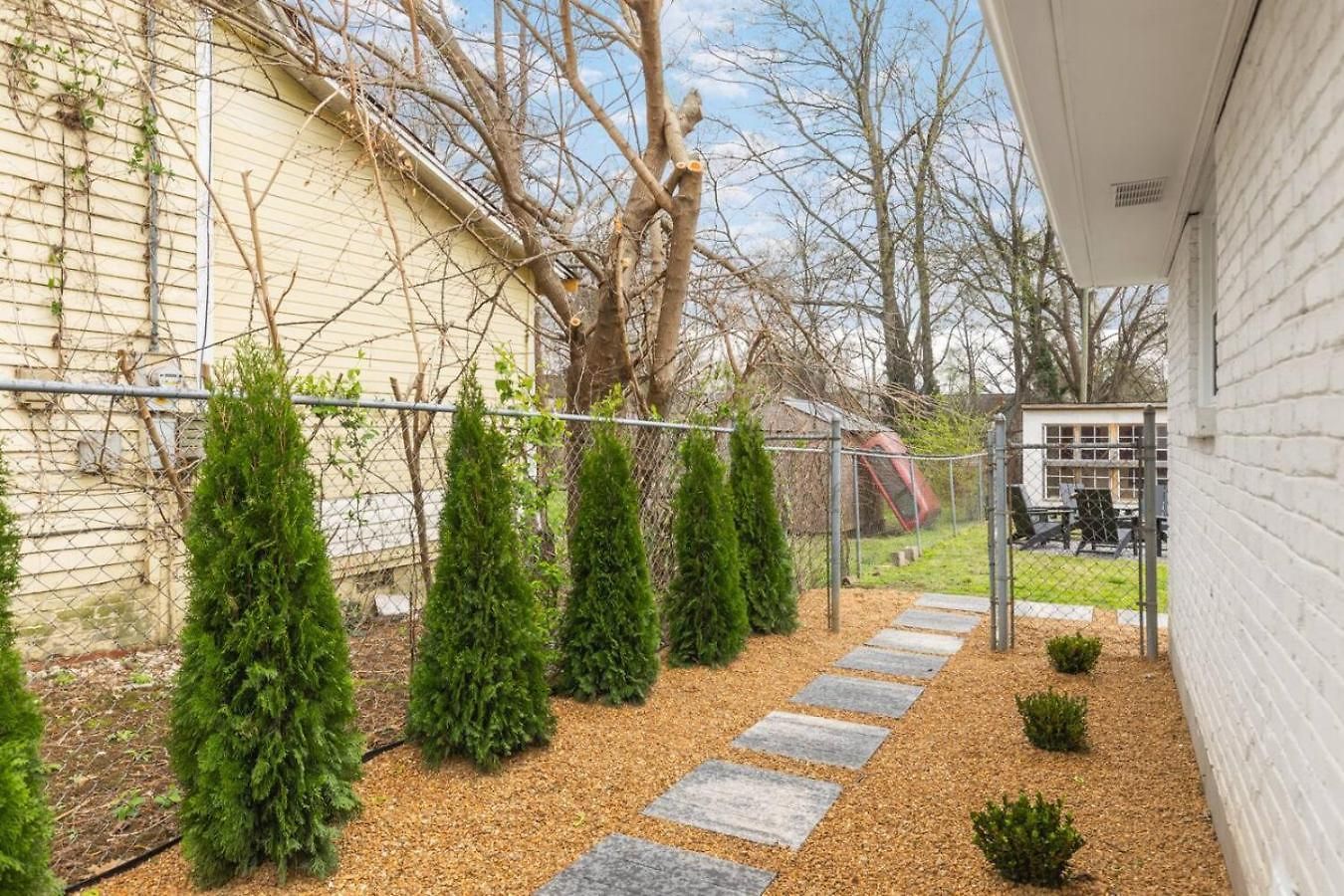 With Fenced In Yard And Firepit, Walk To Coffee And Food Holiday home