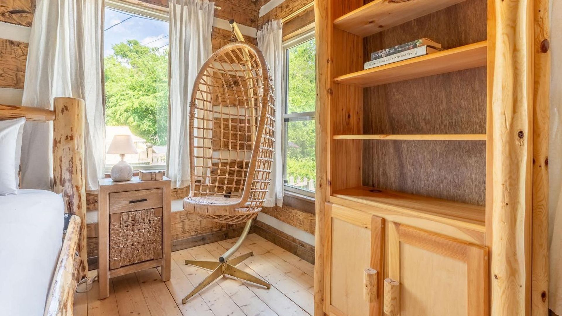 Holiday home The Magic Cottage- Artsy Escape With Hot Tub & Charm