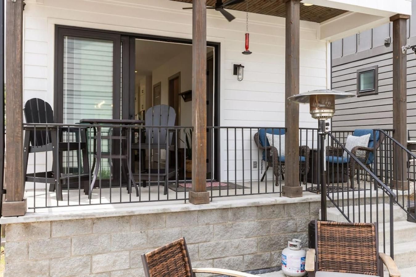 House With Rooftop Patio, Next To A Park, 3 Miles To Downtown Holiday home Nashville