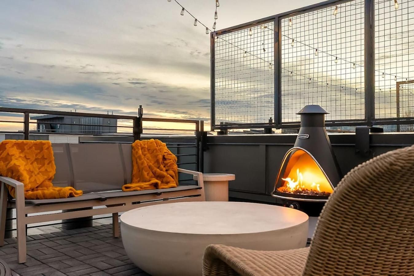 Elegant With Downtown Views Rooftop Hot Tub And Garage Holiday home *