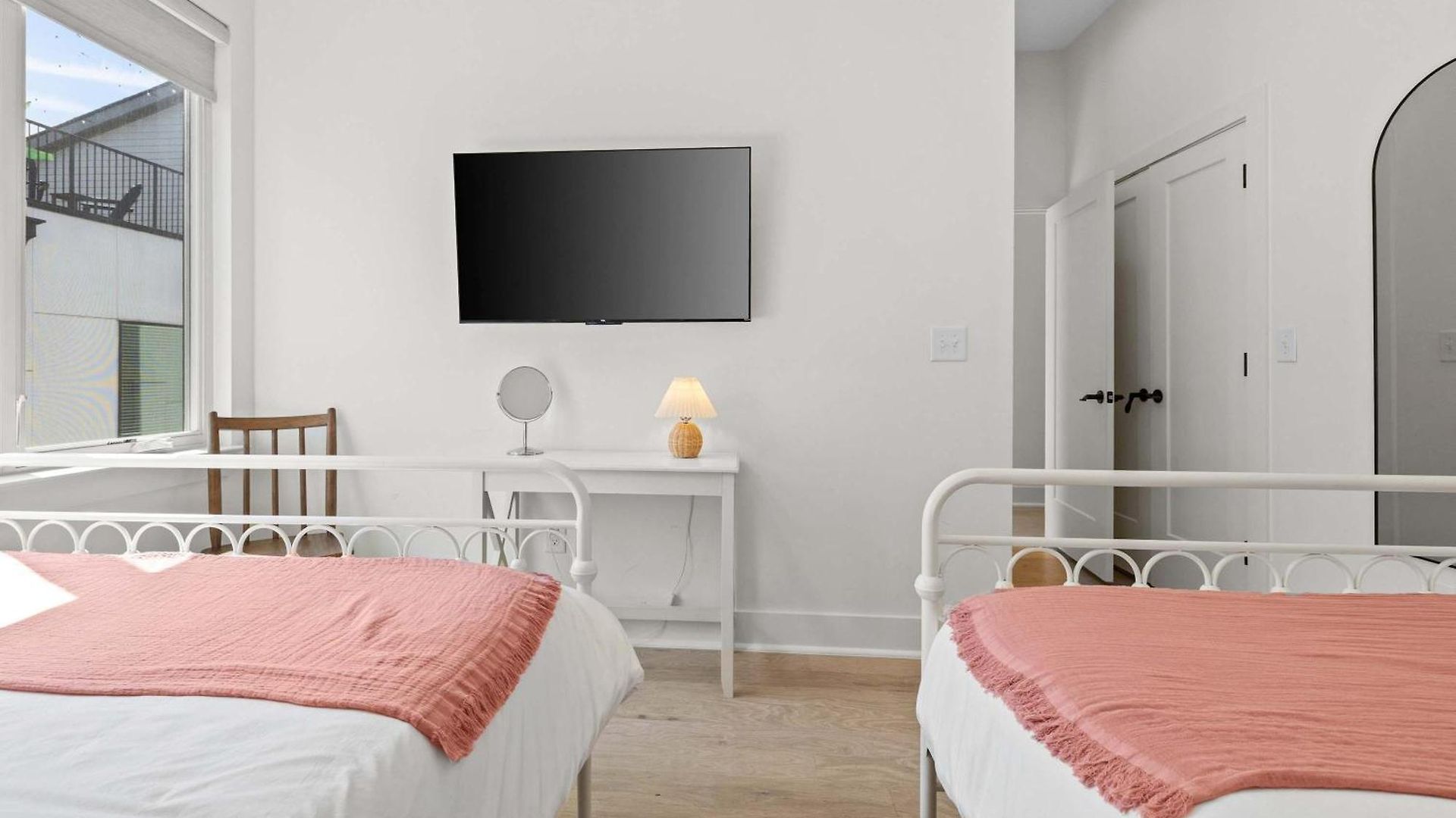 The Velvet Spur - Rooftop Retreat Near Germantown Holiday home *