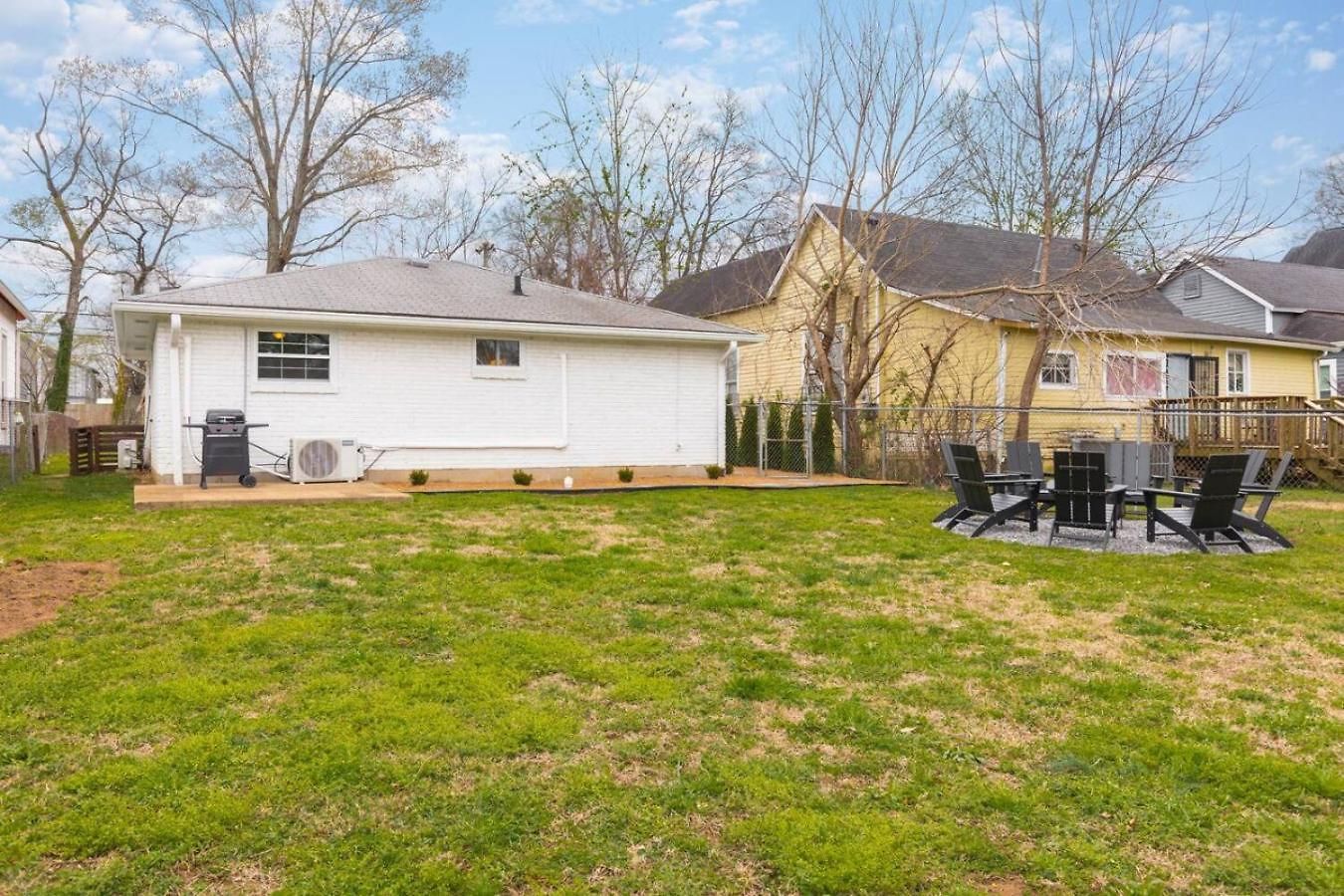With Fenced In Yard And Firepit, Walk To Coffee And Food Holiday home