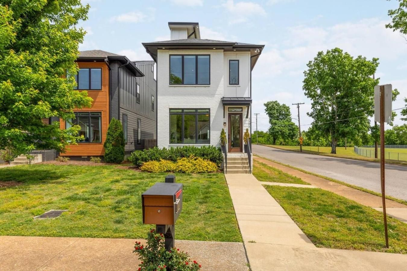 House With Rooftop Patio, Next To A Park, 3 Miles To Downtown