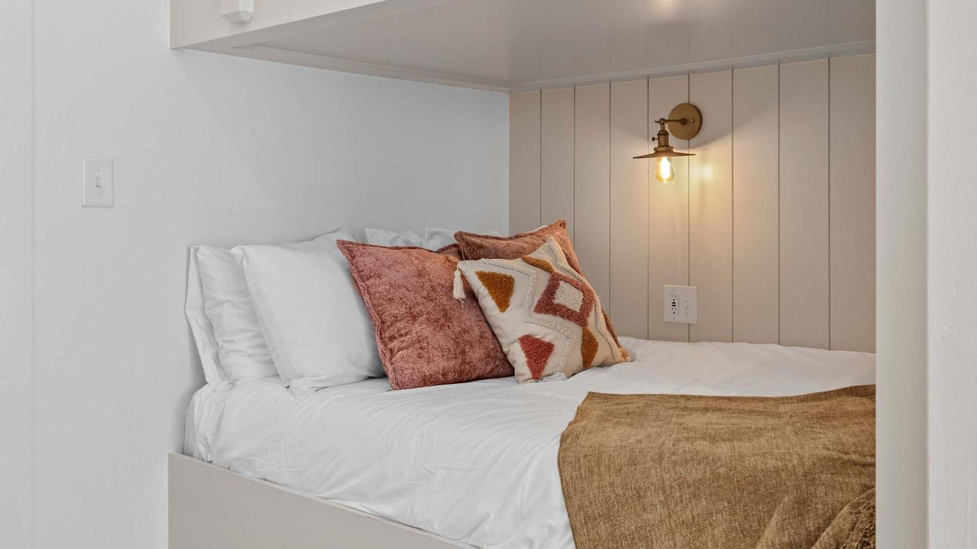 The Velvet Spur - Rooftop Retreat Near Germantown Holiday home *