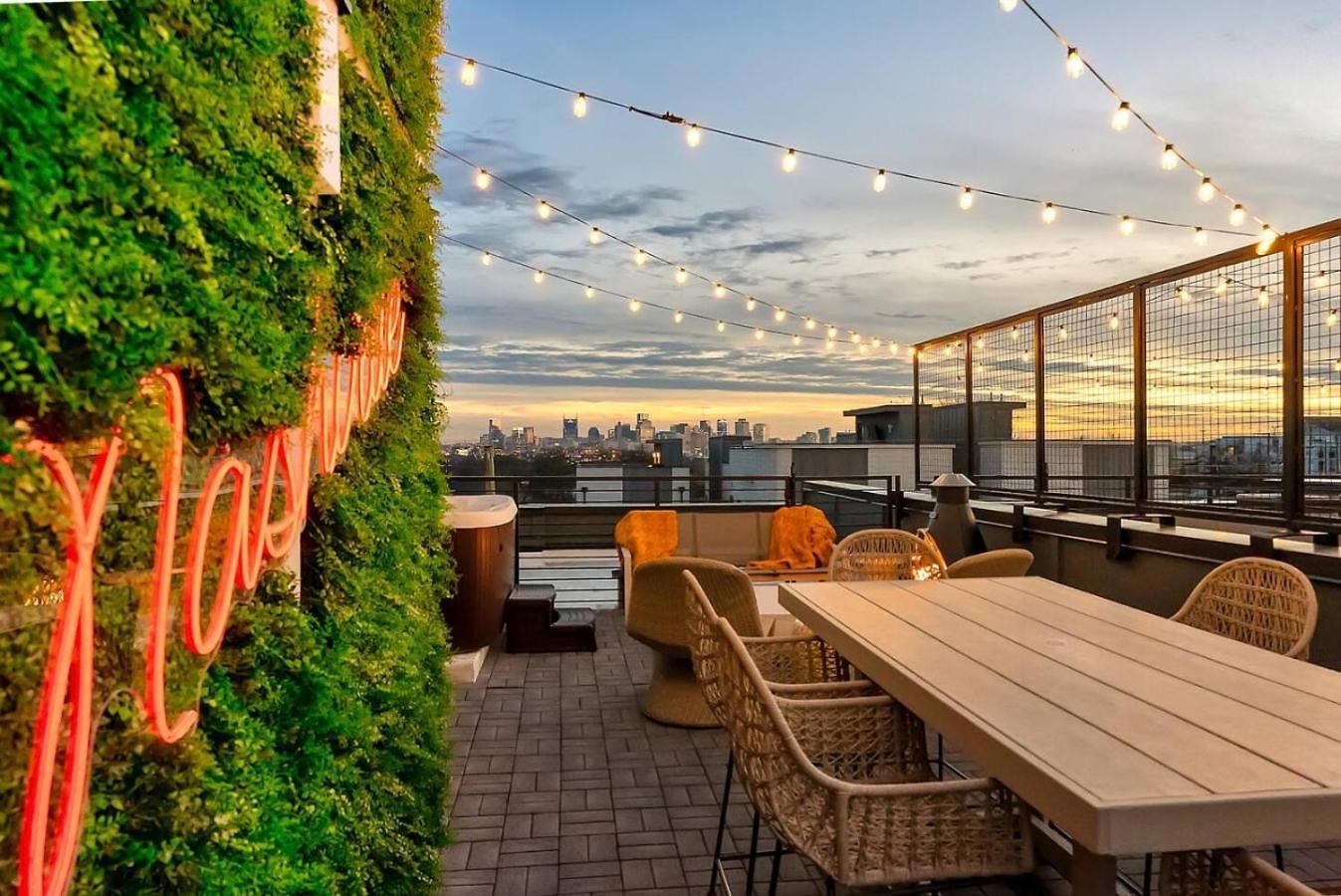 Elegant With Downtown Views Rooftop Hot Tub And Garage Holiday home Nashville