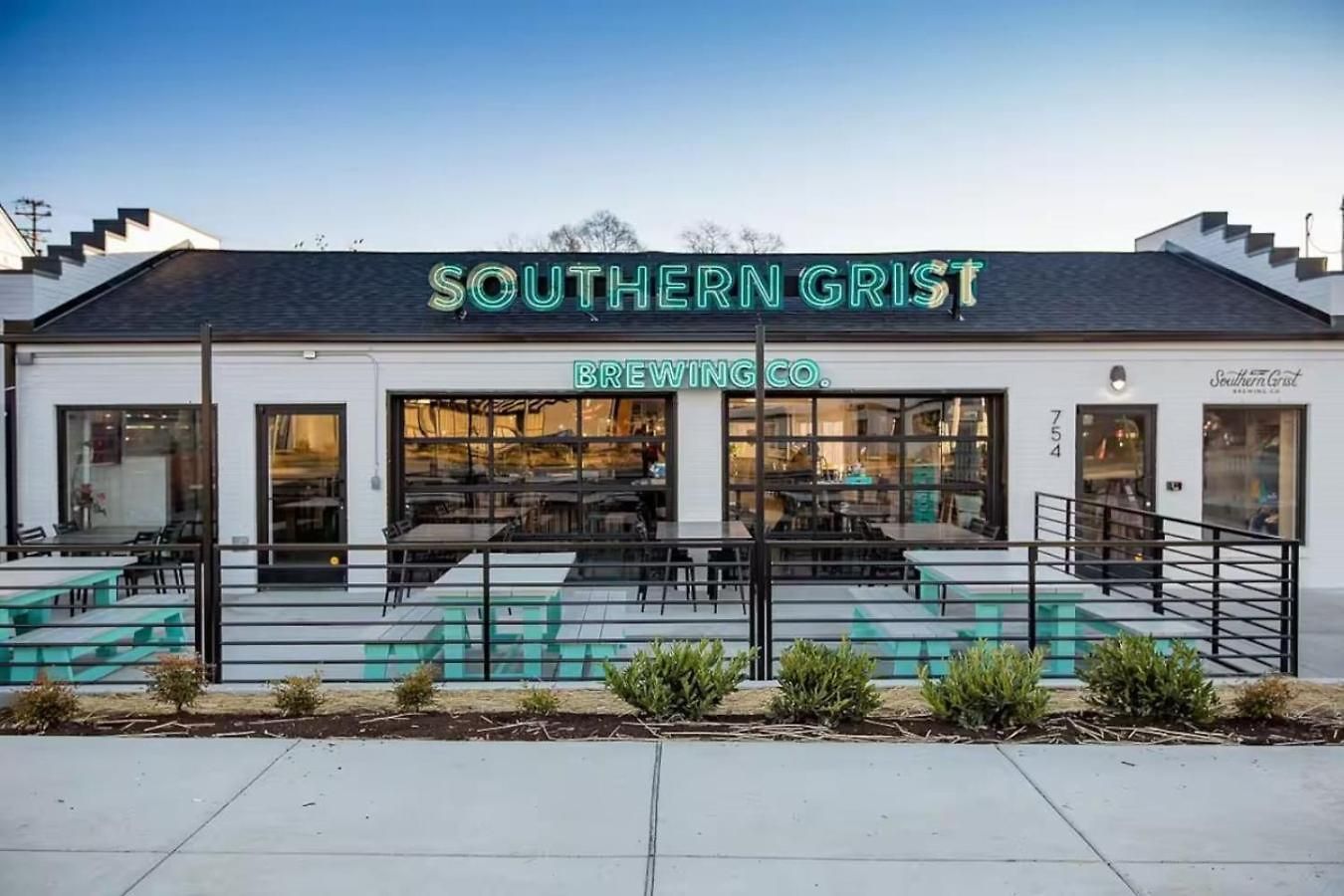 House With Rooftop Patio, Next To A Park, 3 Miles To Downtown *