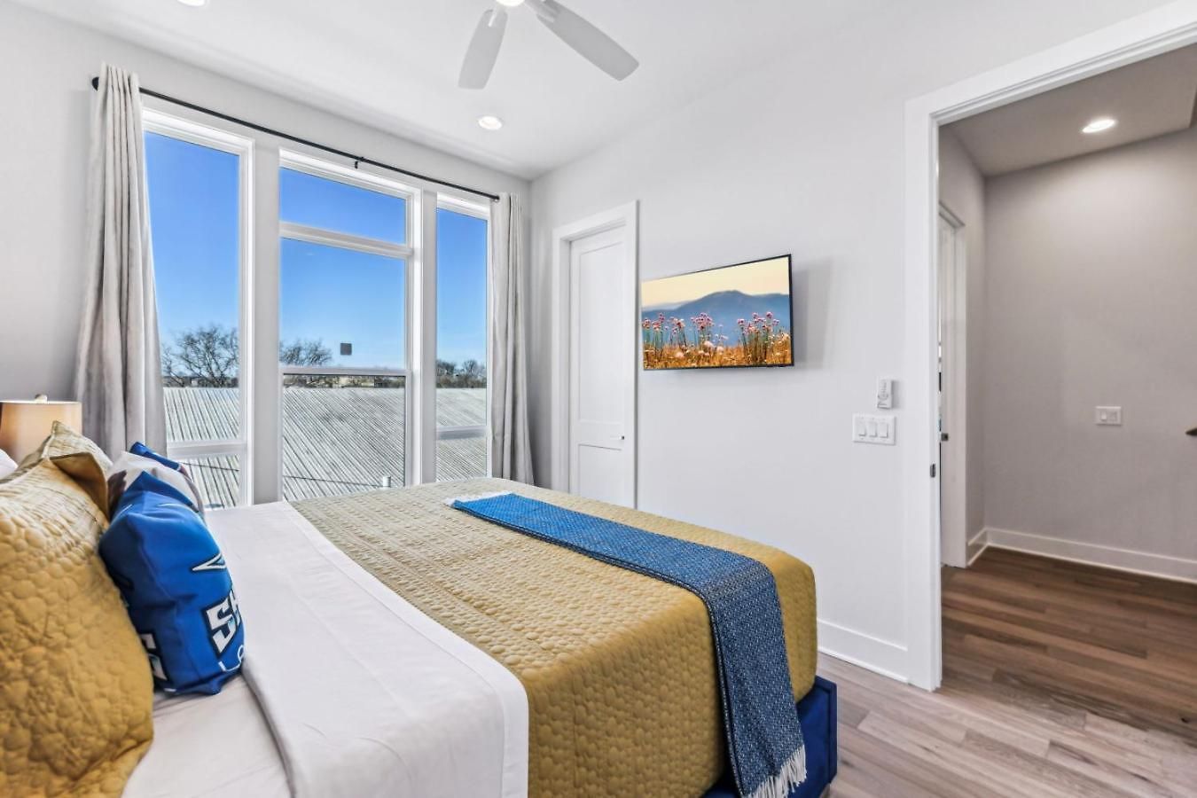 Downtown Hangout With Hot Tub Holiday home