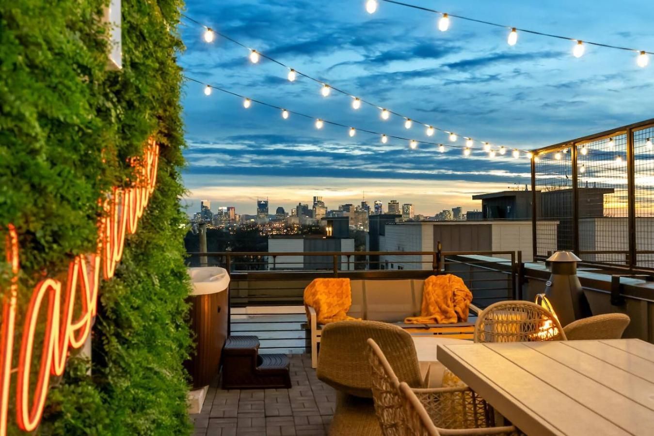 Elegant With Downtown Views Rooftop Hot Tub And Garage Holiday home Nashville