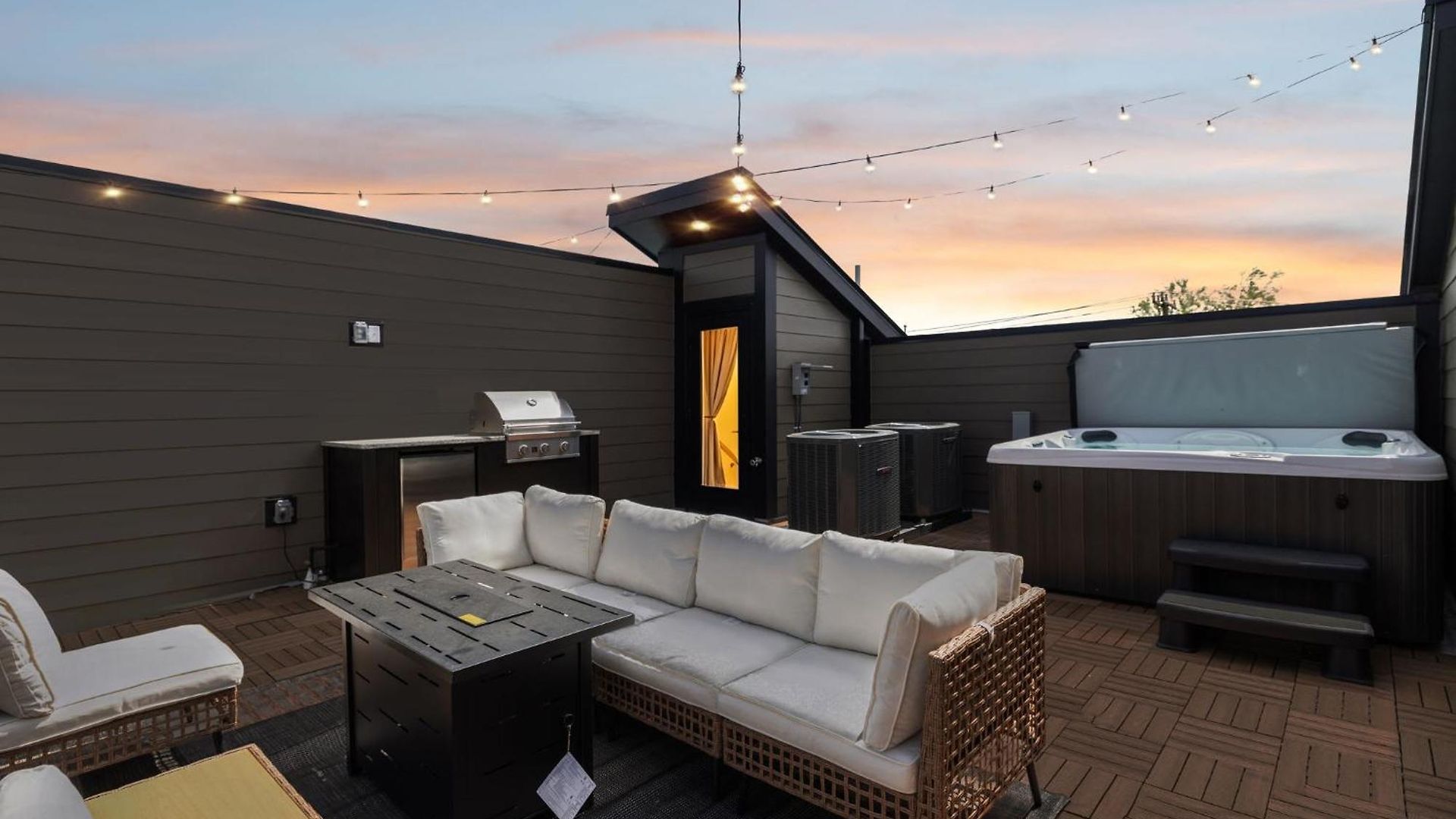 Contemporary Townhome Rooftop Hot Tub & Fireplace *