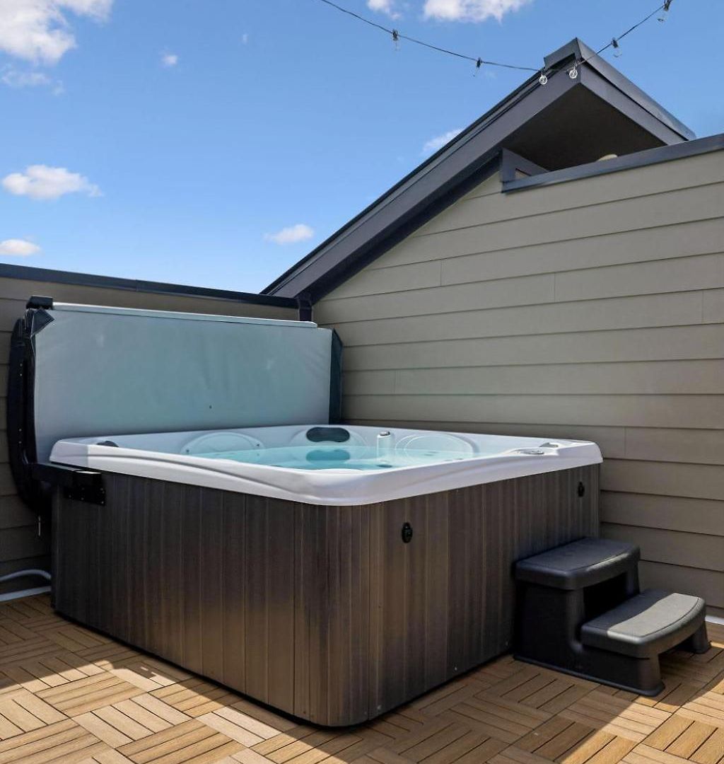 Holiday home Contemporary Townhome Rooftop Hot Tub & Fireplace *