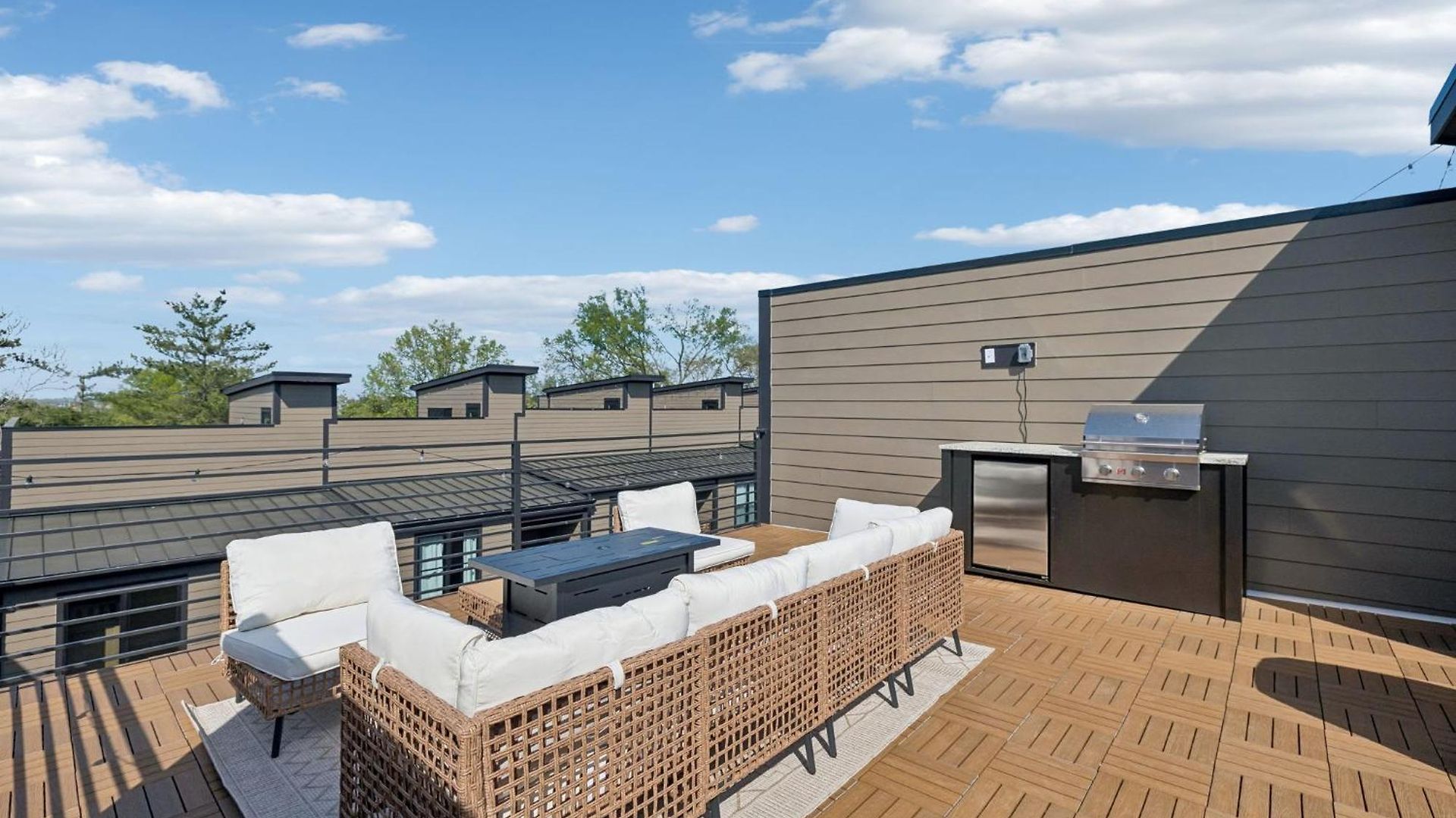 Fancy Townhouse With Rooftop Hot Tub & Fireplace *
