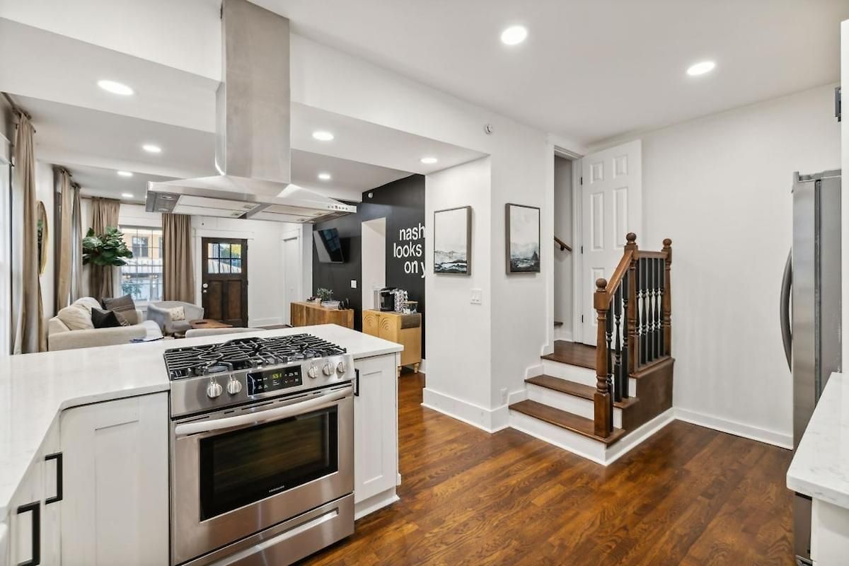 Speakeasy. East Nash. Hot Tub. Mins To Broadway Holiday home