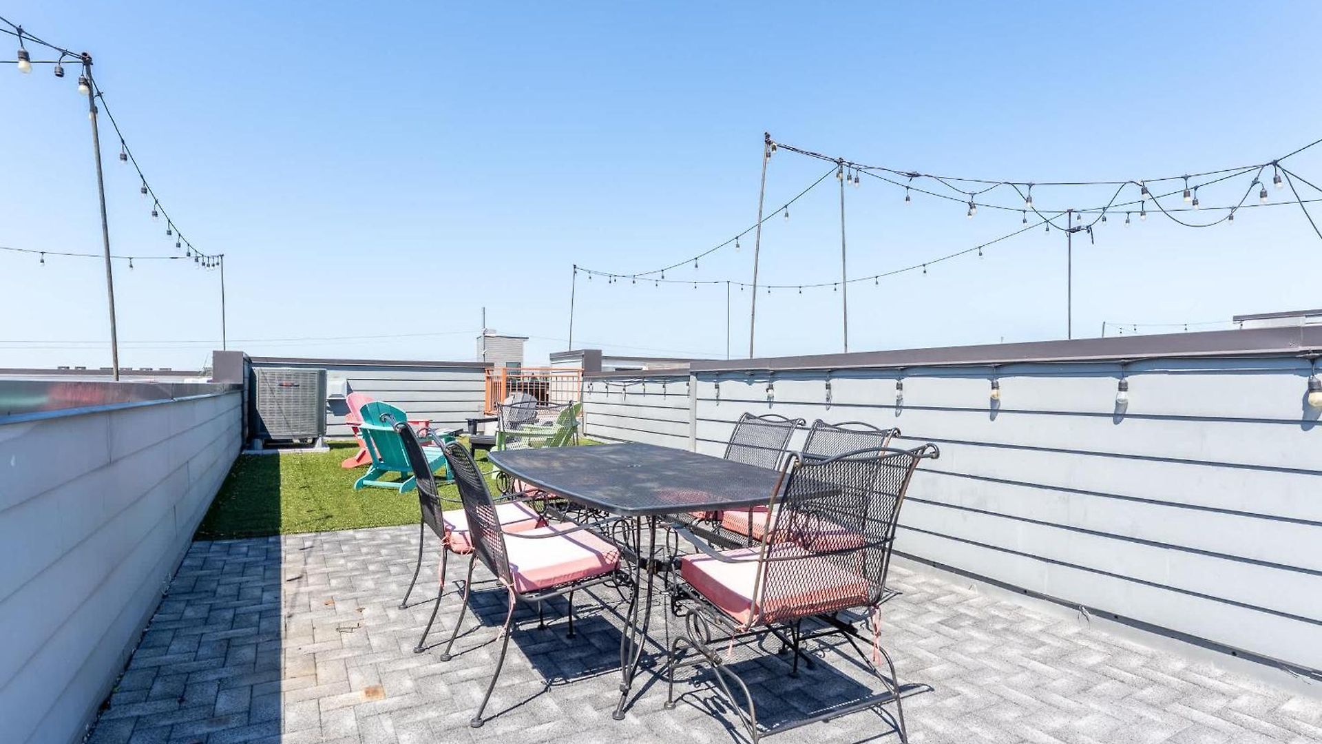 Skyline Sessions - Rooftop Views Near Downtown Holiday home