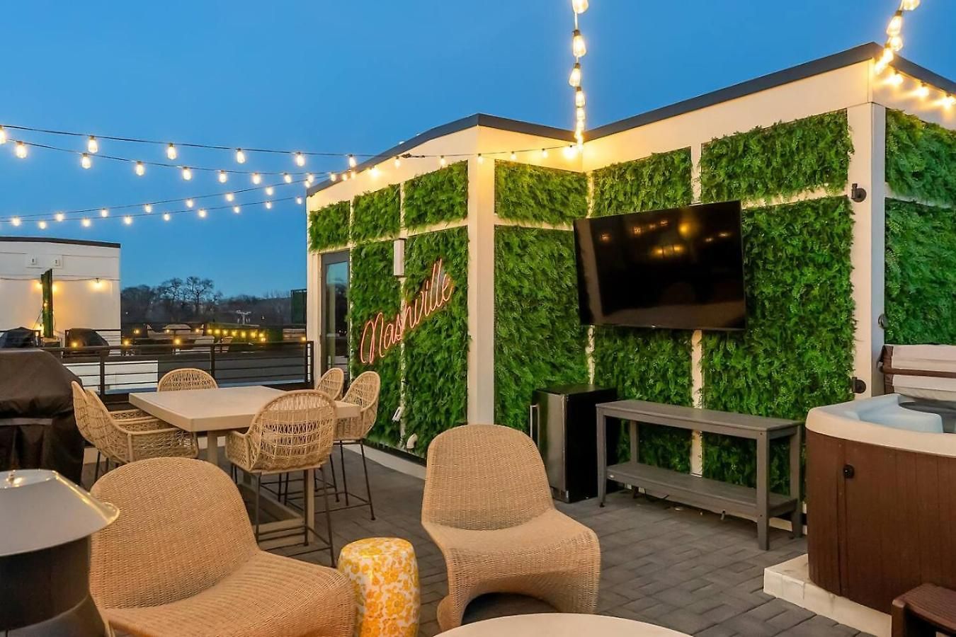 Holiday home Elegant With Downtown Views Rooftop Hot Tub And Garage Nashville