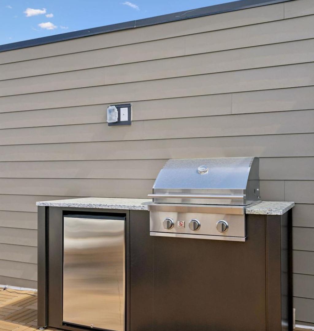 Contemporary Townhome Rooftop Hot Tub & Fireplace