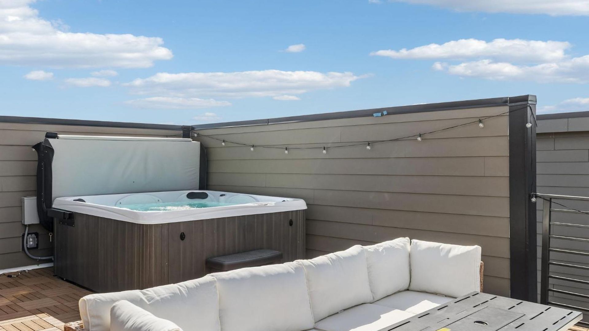 Fancy Townhouse With Rooftop Hot Tub & Fireplace Holiday home