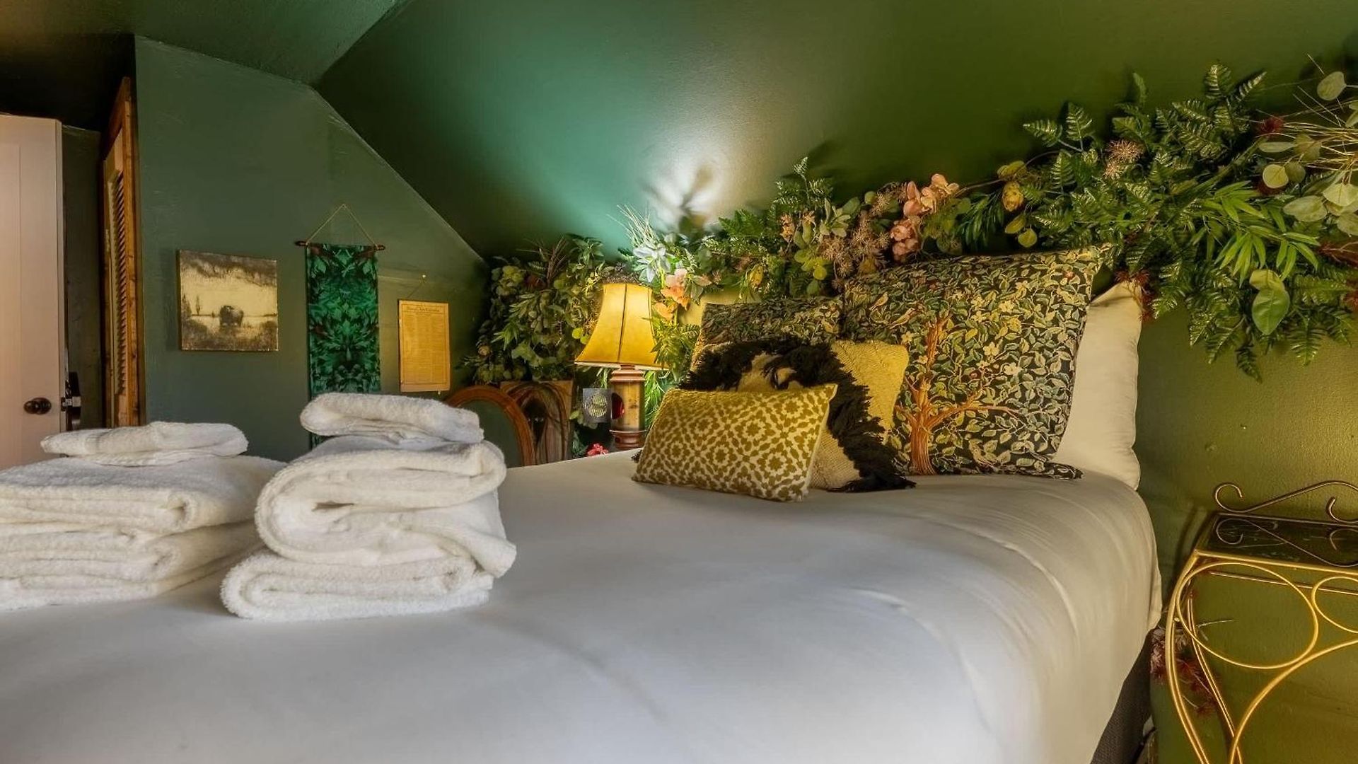 Holiday home The Magic Cottage- Artsy Escape With Hot Tub & Charm