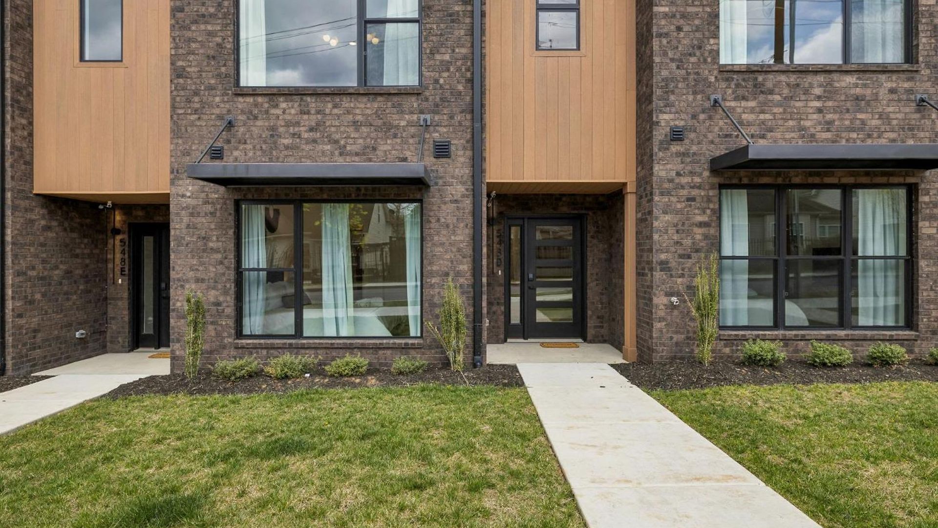 Contemporary Townhome Rooftop Hot Tub & Fireplace Holiday home