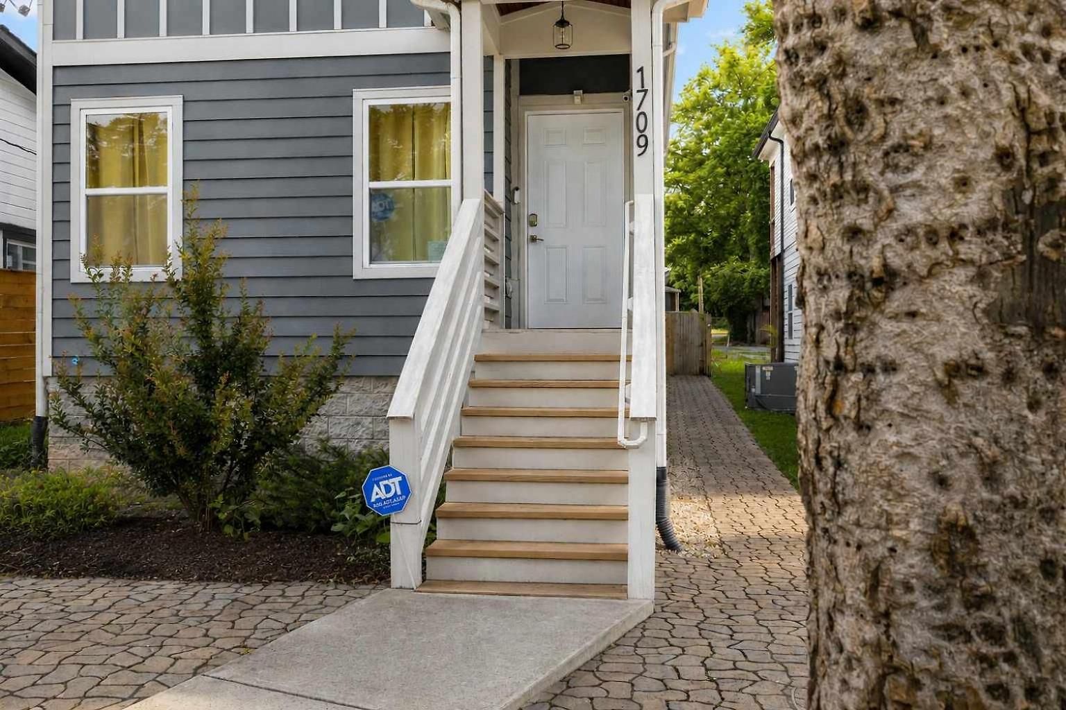 In Style Spacious Nash Near Broadway Holiday home Nashville