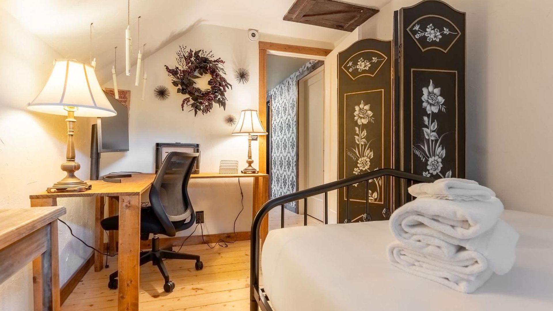The Magic Cottage- Artsy Escape With Hot Tub & Charm Holiday home *