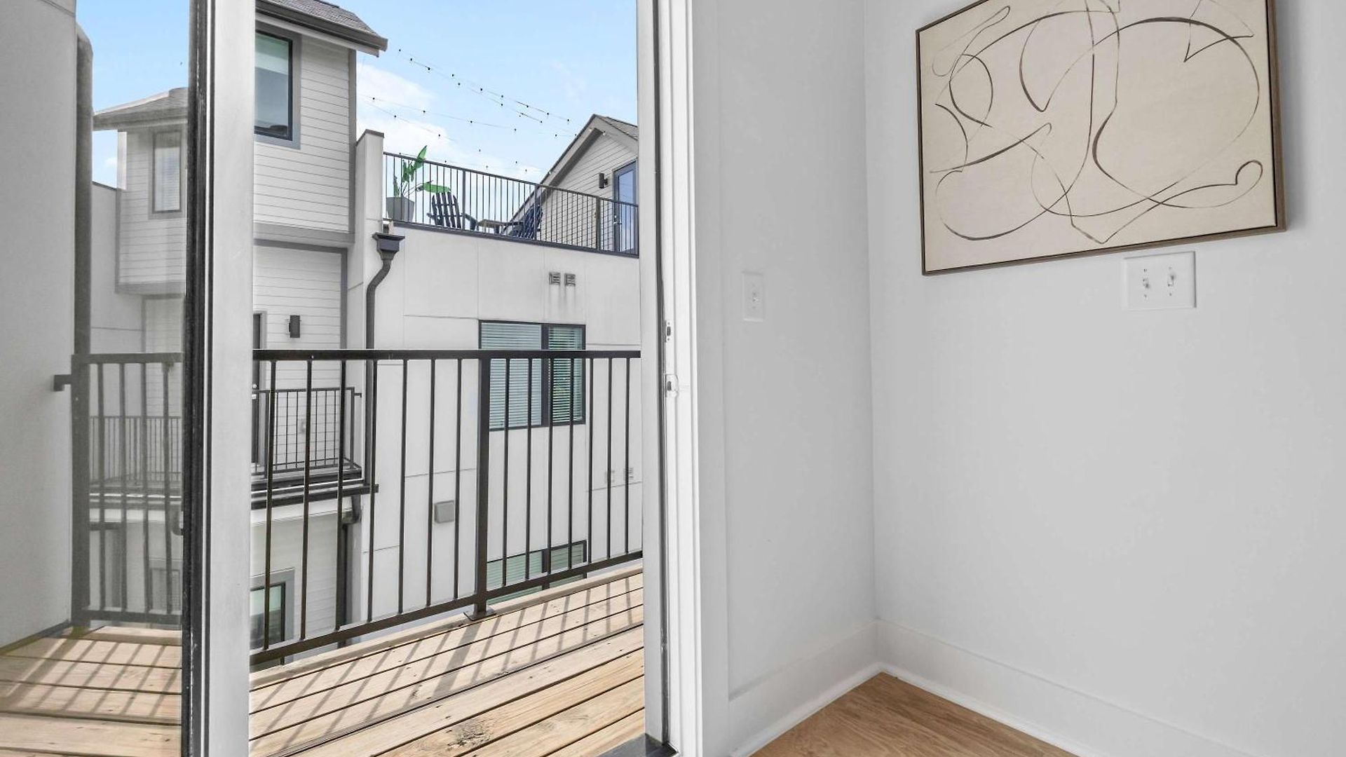The Velvet Spur - Rooftop Retreat Near Germantown Holiday home