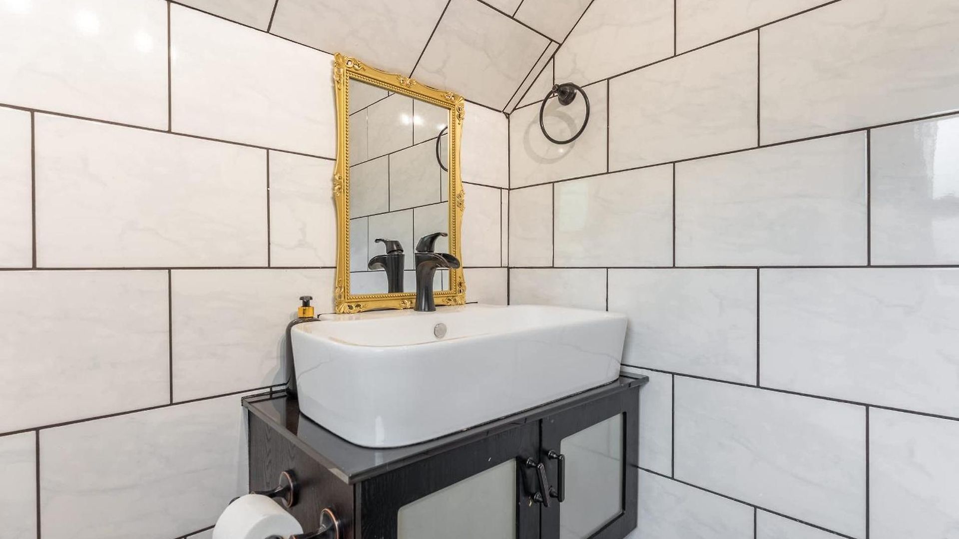 The Magic Cottage- Artsy Escape With Hot Tub & Charm Holiday home Nashville