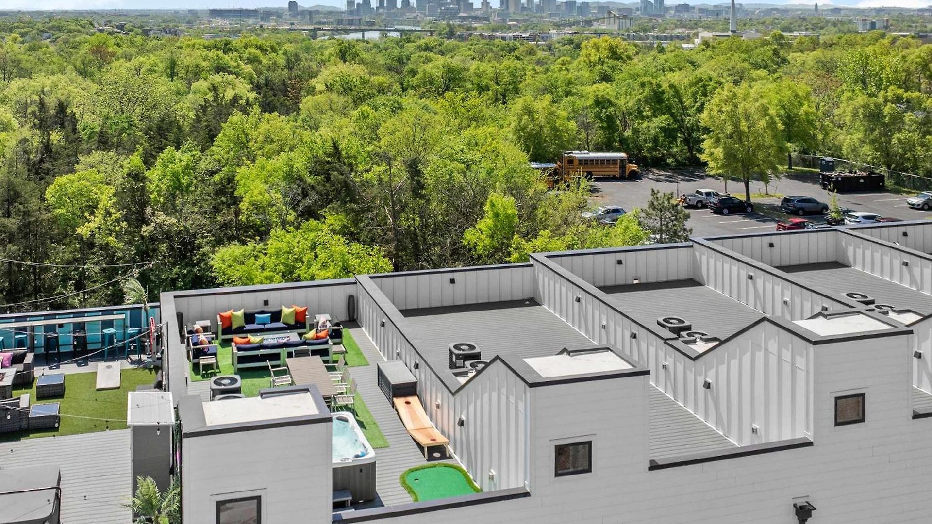 Holiday home Sounds Like Fun- Hot Tub & Rooftop Views *