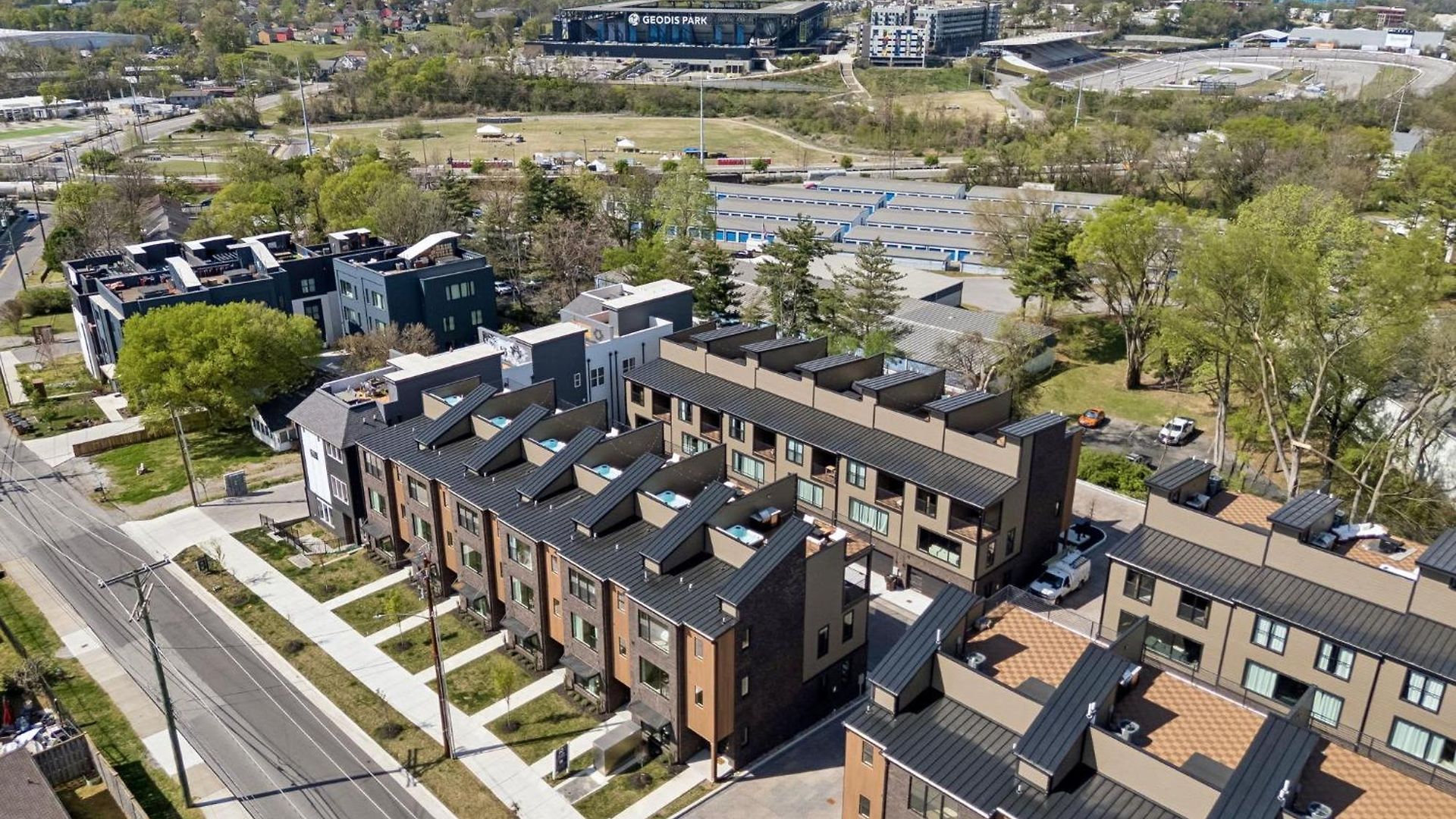 Contemporary Townhome Rooftop Hot Tub & Fireplace Holiday home Nashville
