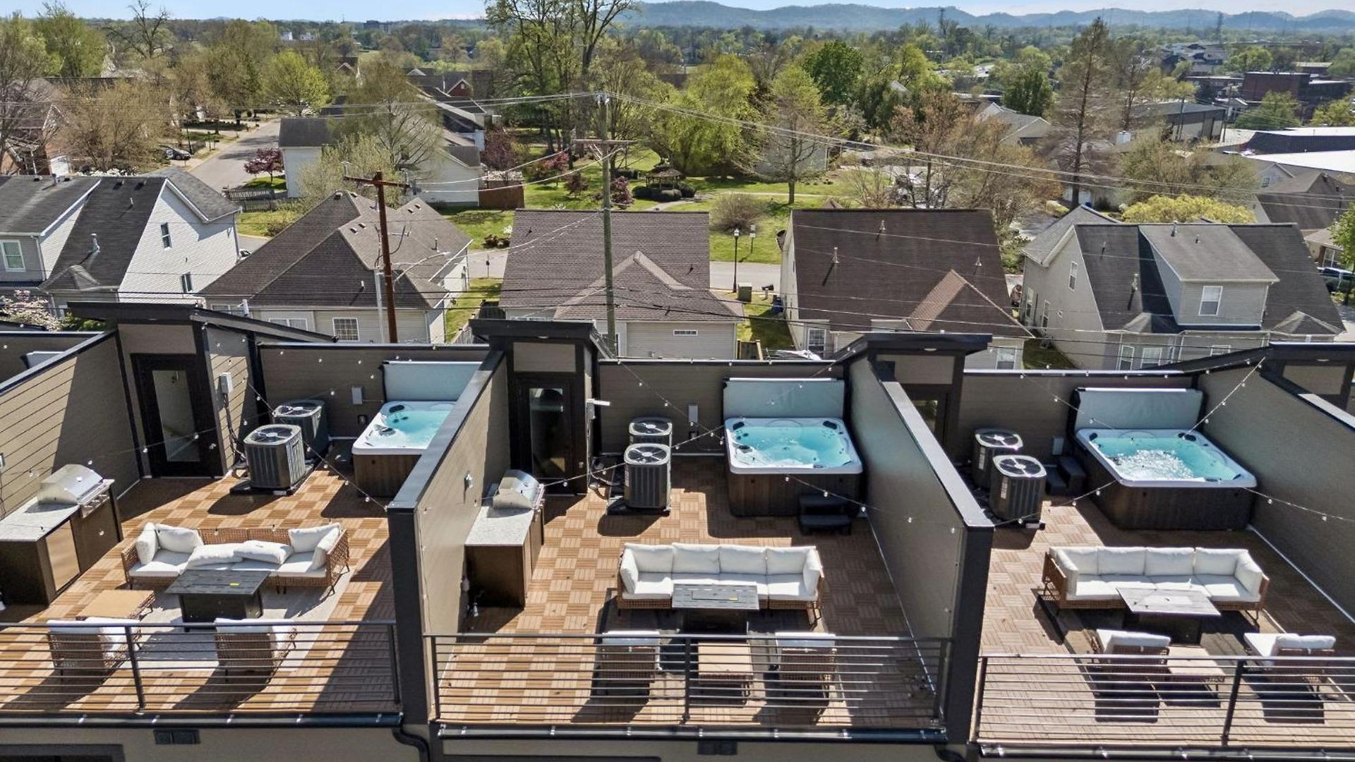 Contemporary Townhome Rooftop Hot Tub & Fireplace *