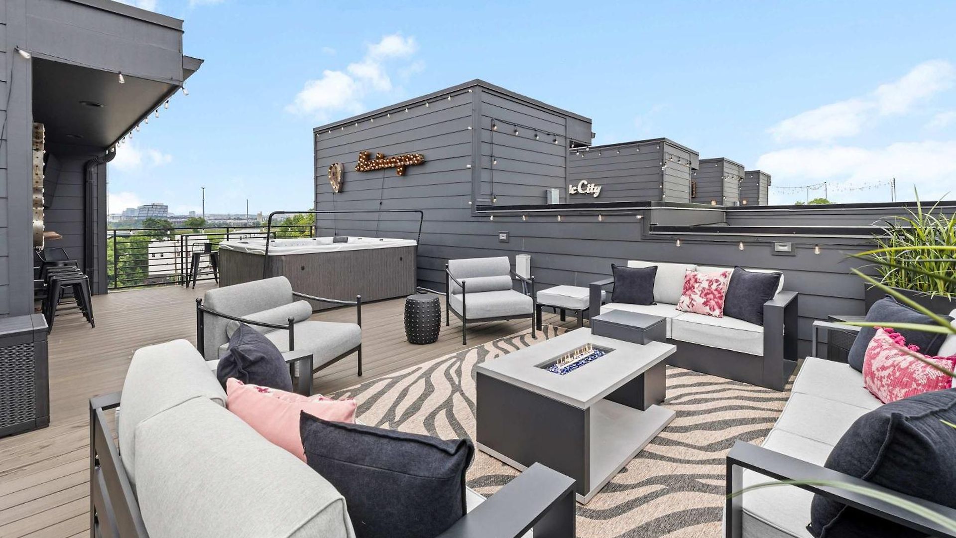 Rooftop Oasis - Hot Tub Views Holiday home Nashville