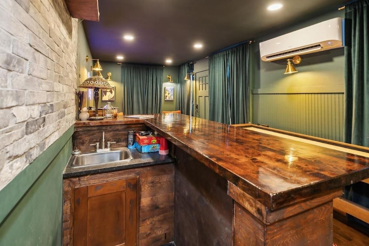Speakeasy. East Nash. Hot Tub. Mins To Broadway Holiday home