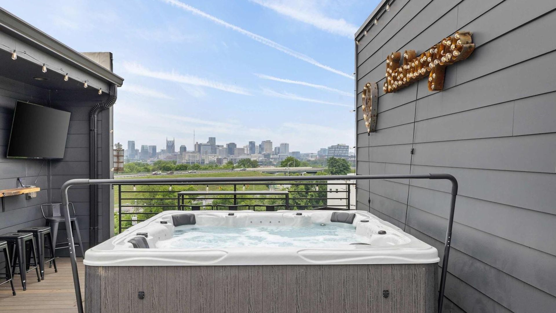 Rooftop Oasis - Hot Tub Views Holiday home