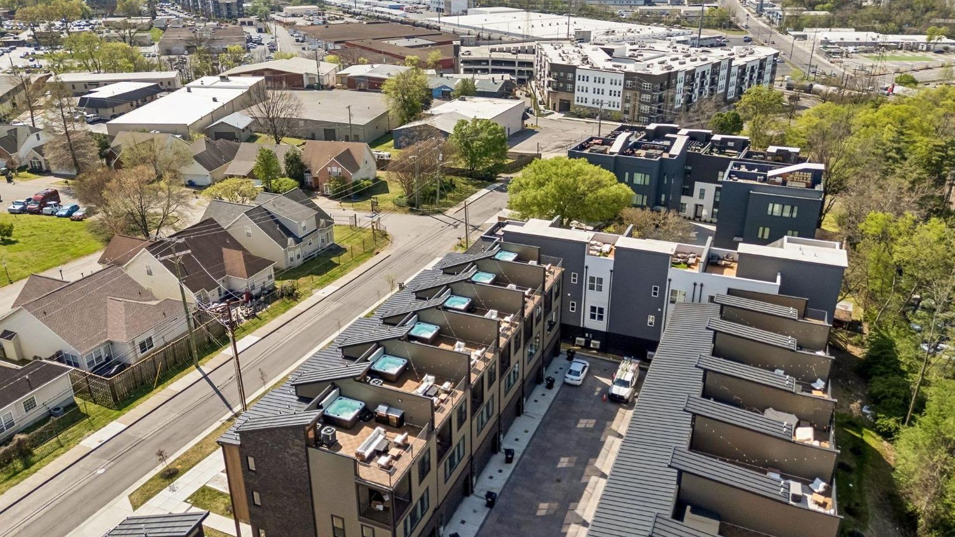 Sleek Trio Townhomes 9br 3 Hot Tubs Nashville