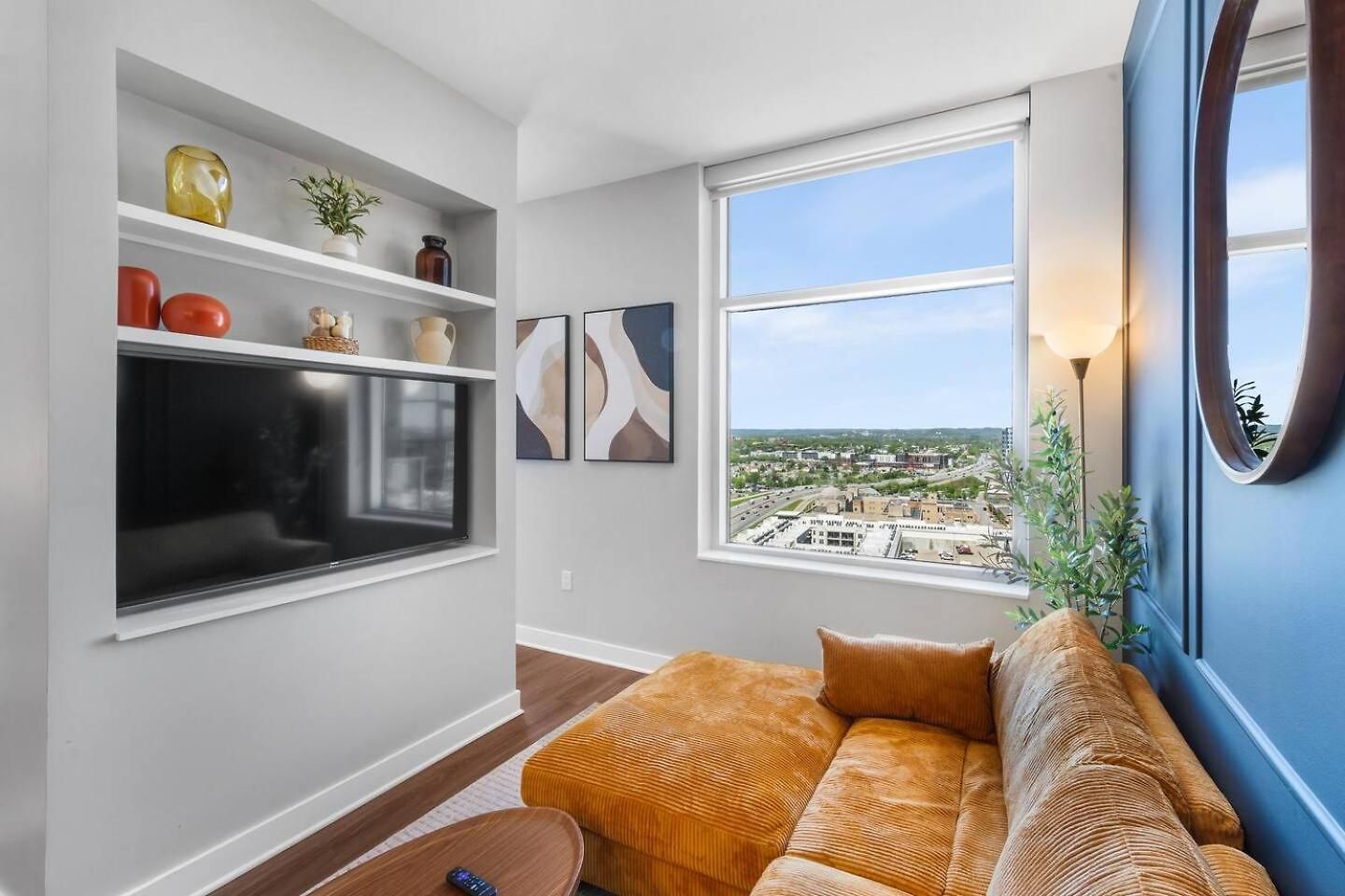 Music For 2 Gulch, Pool & Whole Foods Apartment *