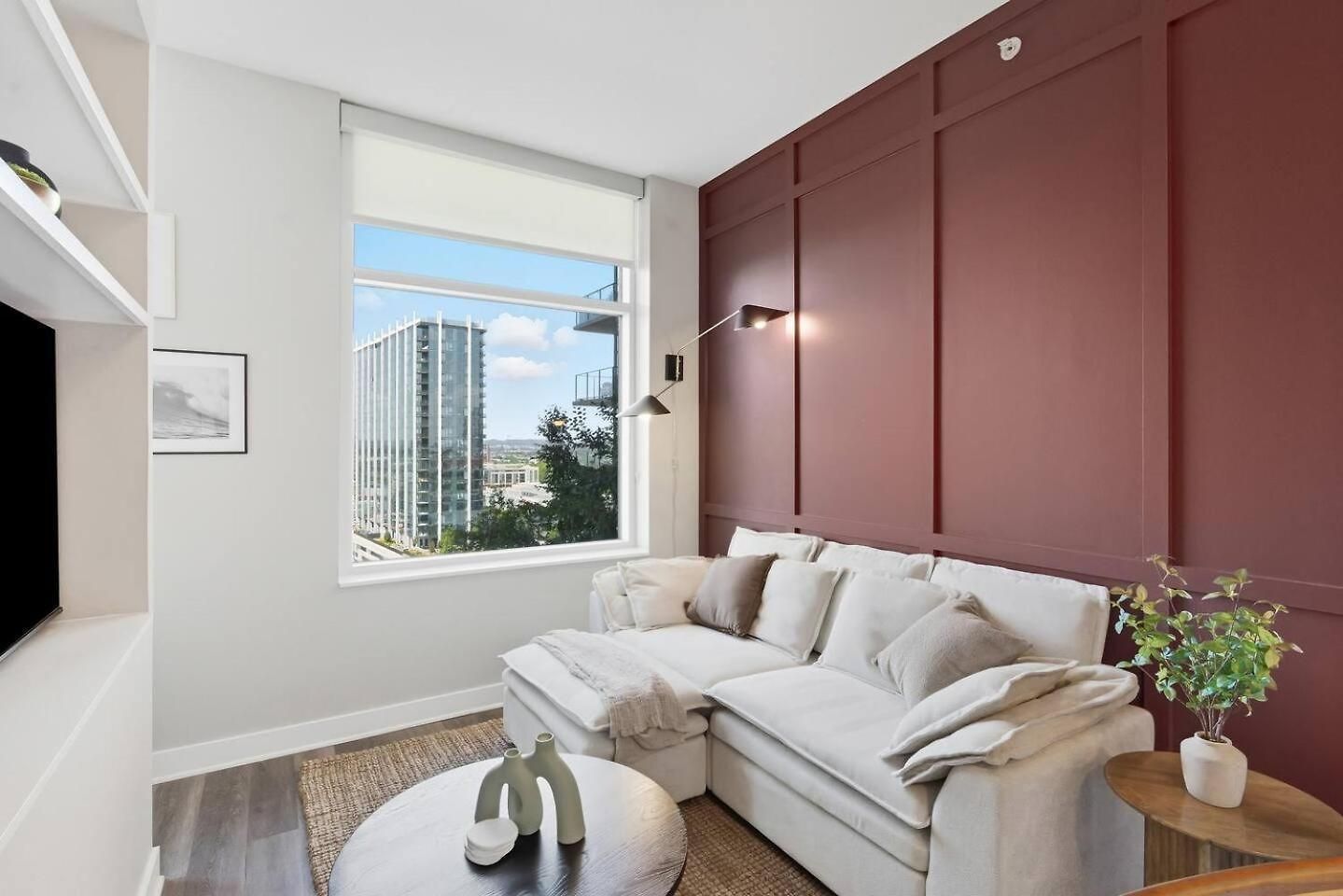 Luxury Pool, Gym, Views + Free Parking Apartment
