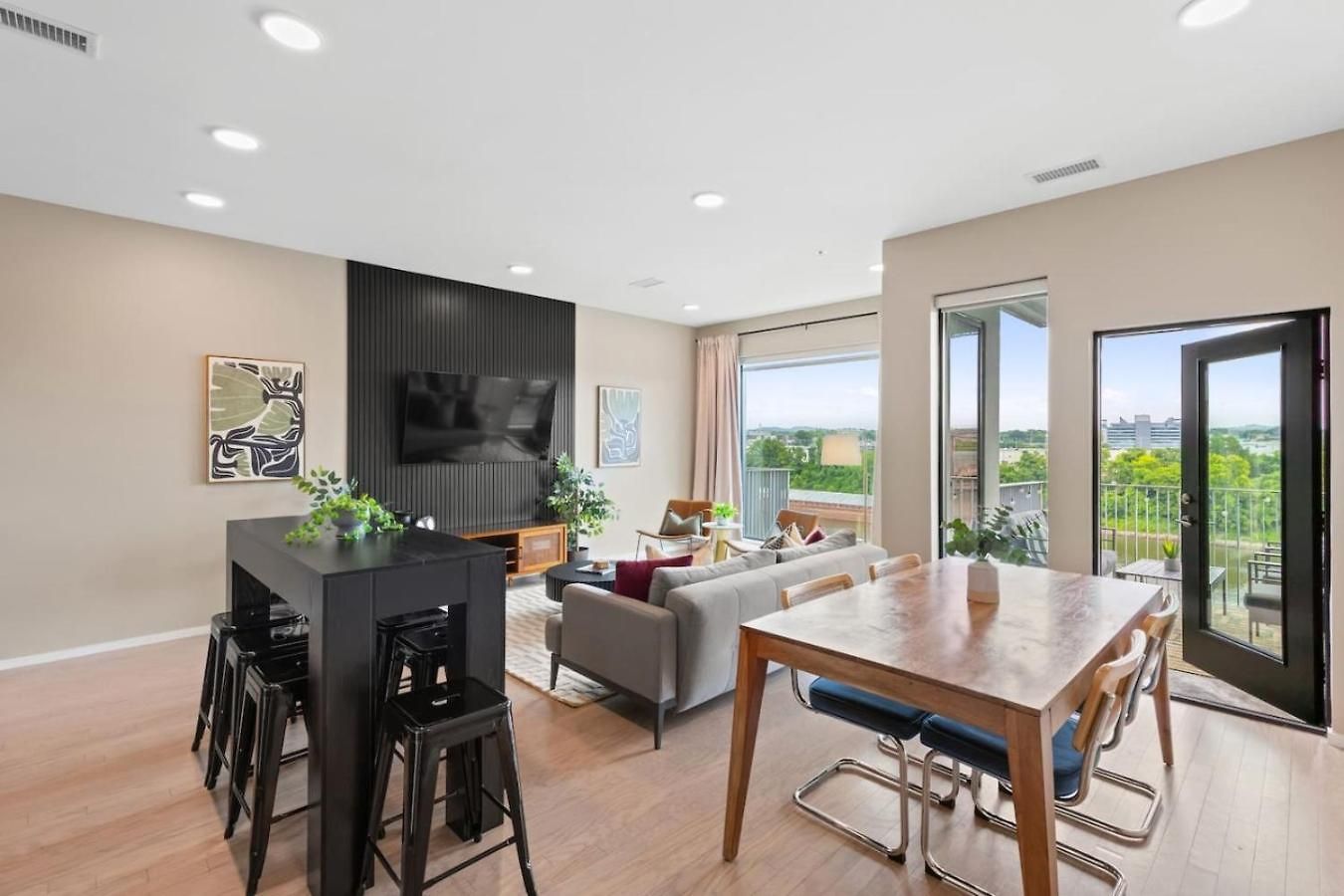 River View Luxury With Garage, Walk To Downtown Apartment *
