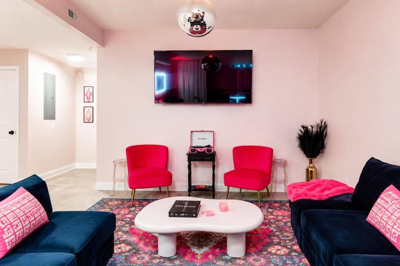 Pink Pony Club Retreat Near Vanderbilt Sleeps 6 Apartment Nashville