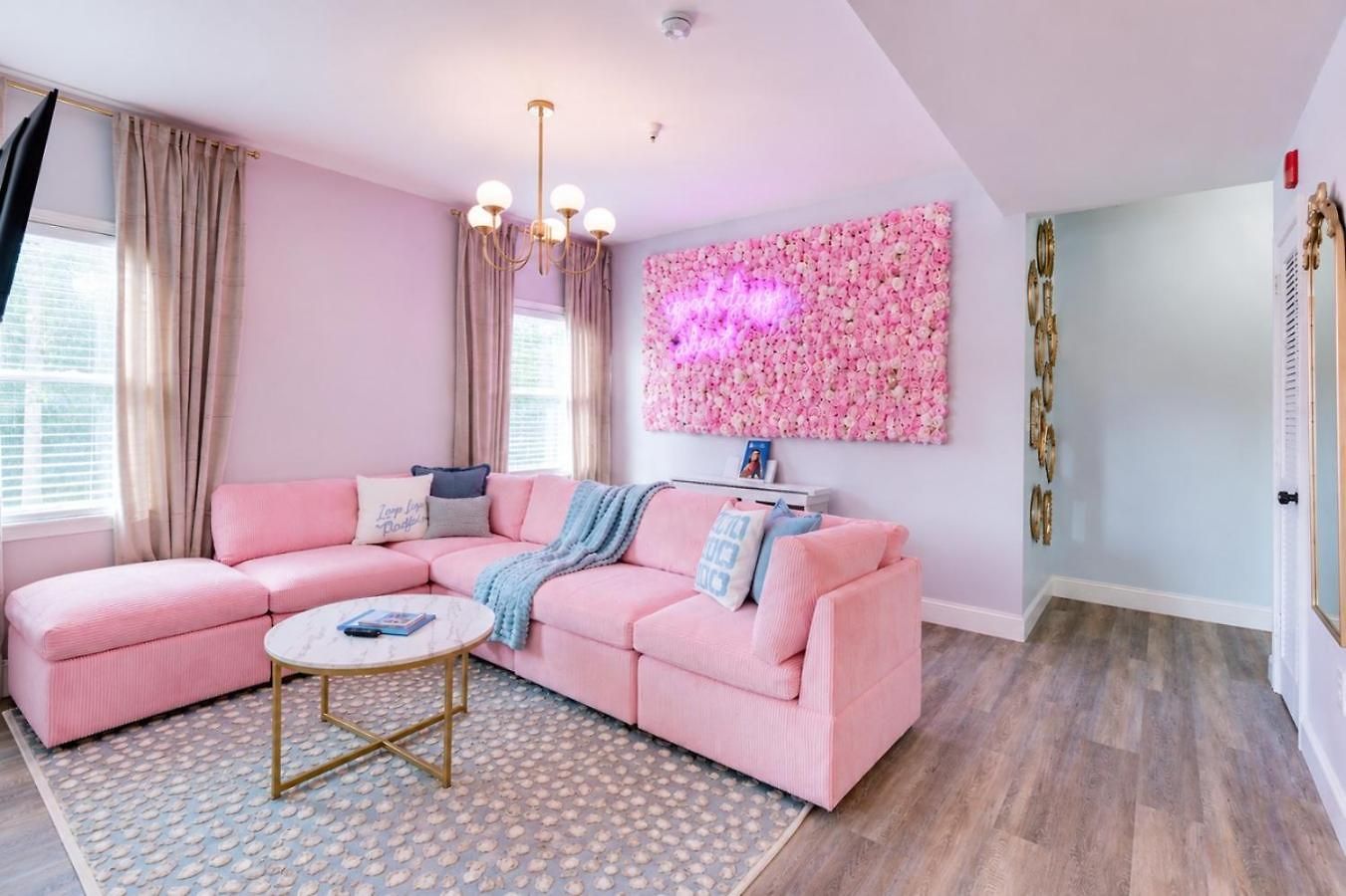 Sweet & Glam Pop Near Vanderbilt & Downtown Apartment