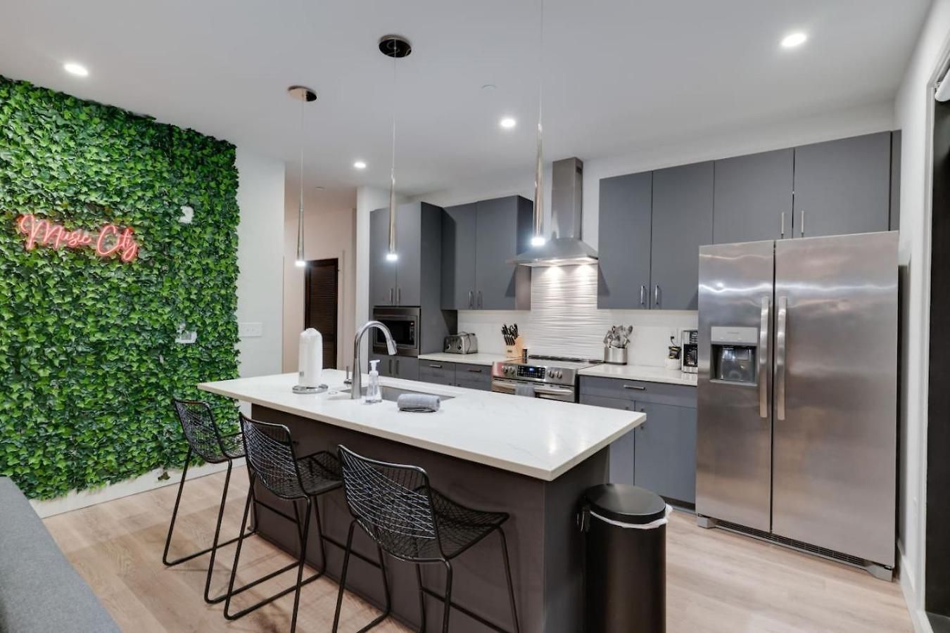 Two Kings On Floor W Pool & Patio Apartment *