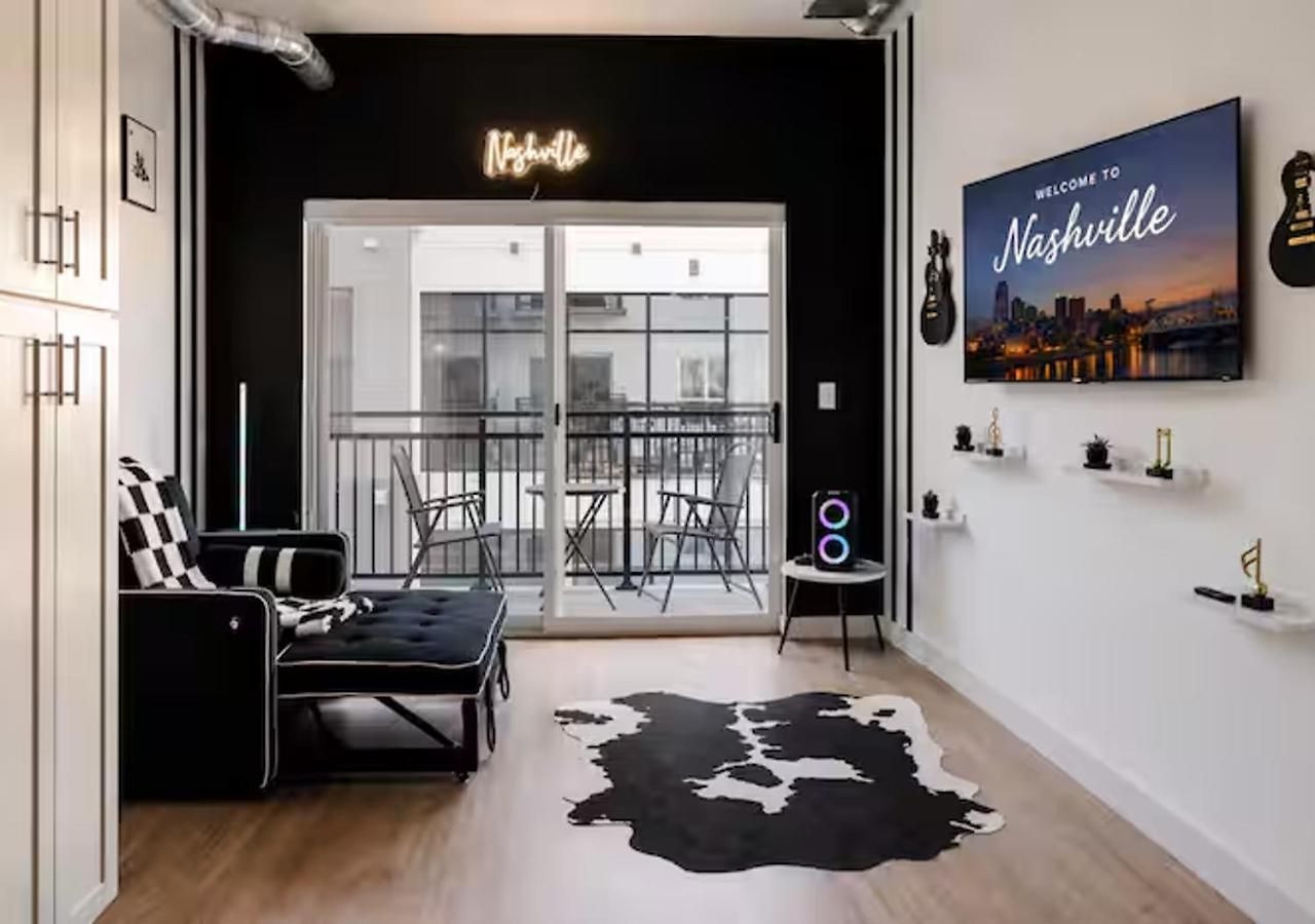 Downtown Walk To Broadway Pool, Private Balcony, Free Parking! Apartment Nashville