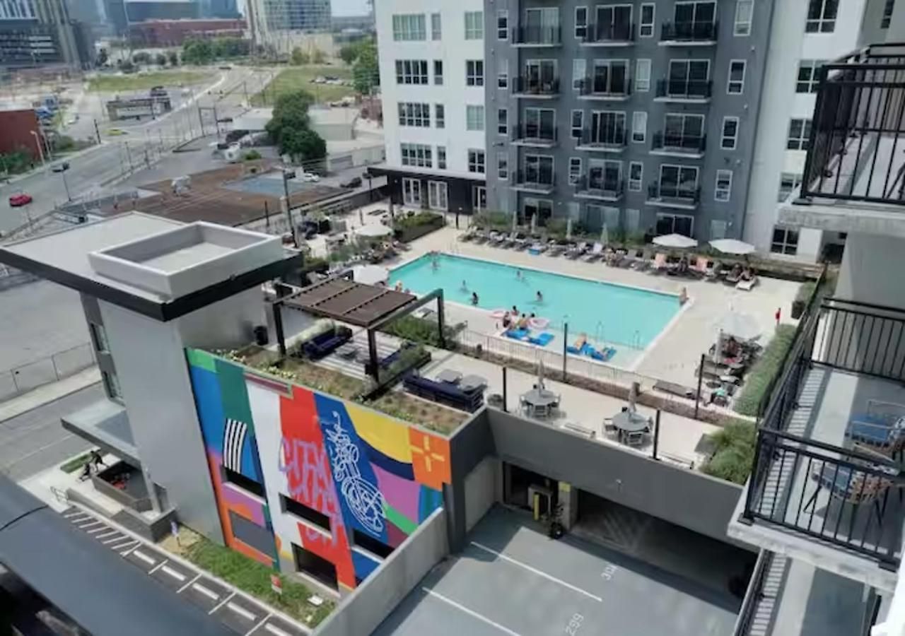 Apartment Downtown Walk To Broadway Pool, Private Balcony, Free Parking! *
