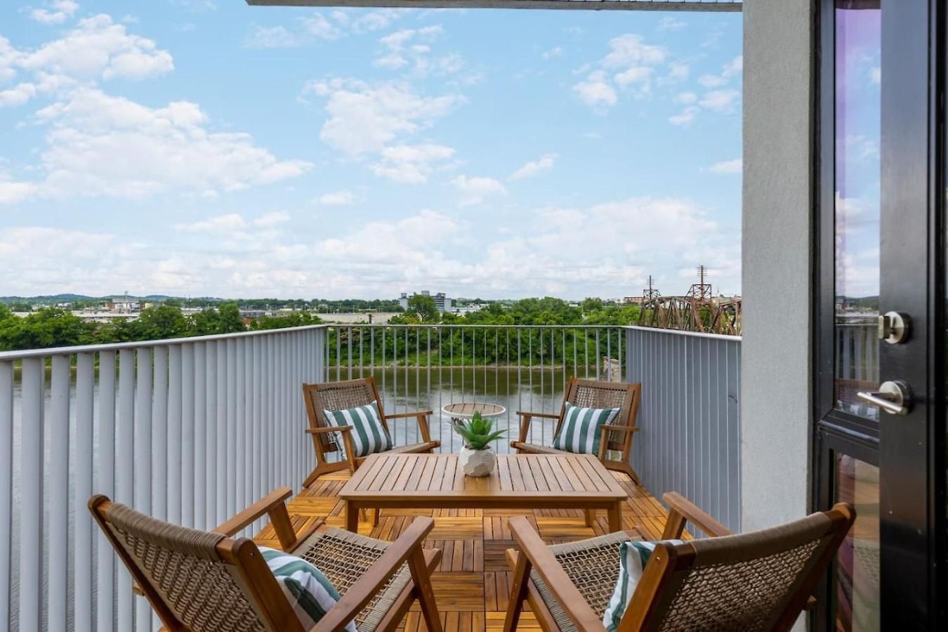 Luxury Downtown Riverview With Garage And Two Balconies Apartment