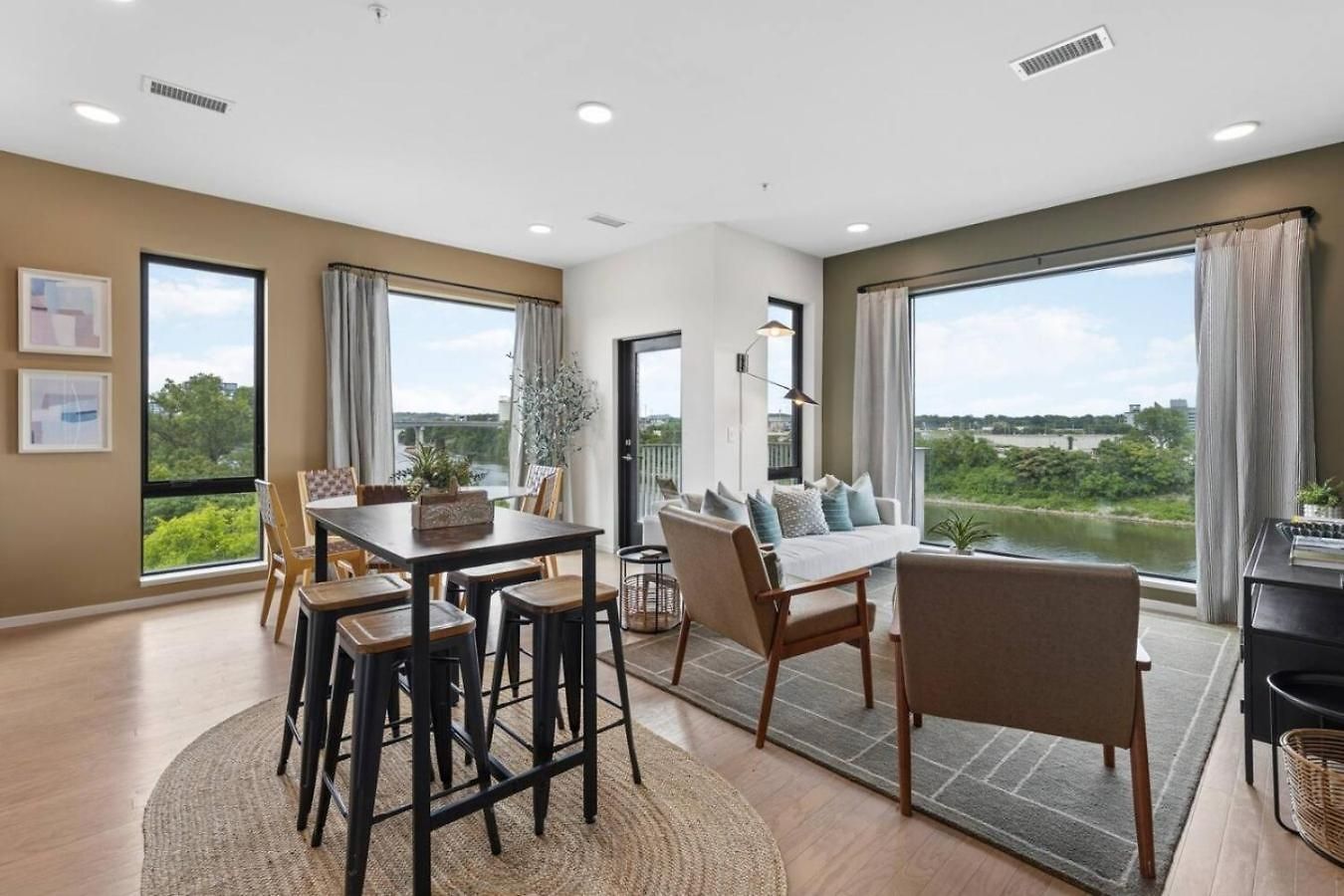 Apartment Luxury Downtown Riverview With Garage And Two Balconies *
