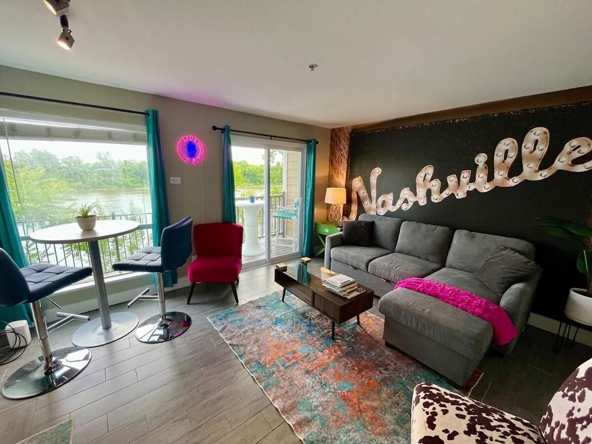 Apartment Riverside Rhythm! Waterfront & Walk To Broadway! *
