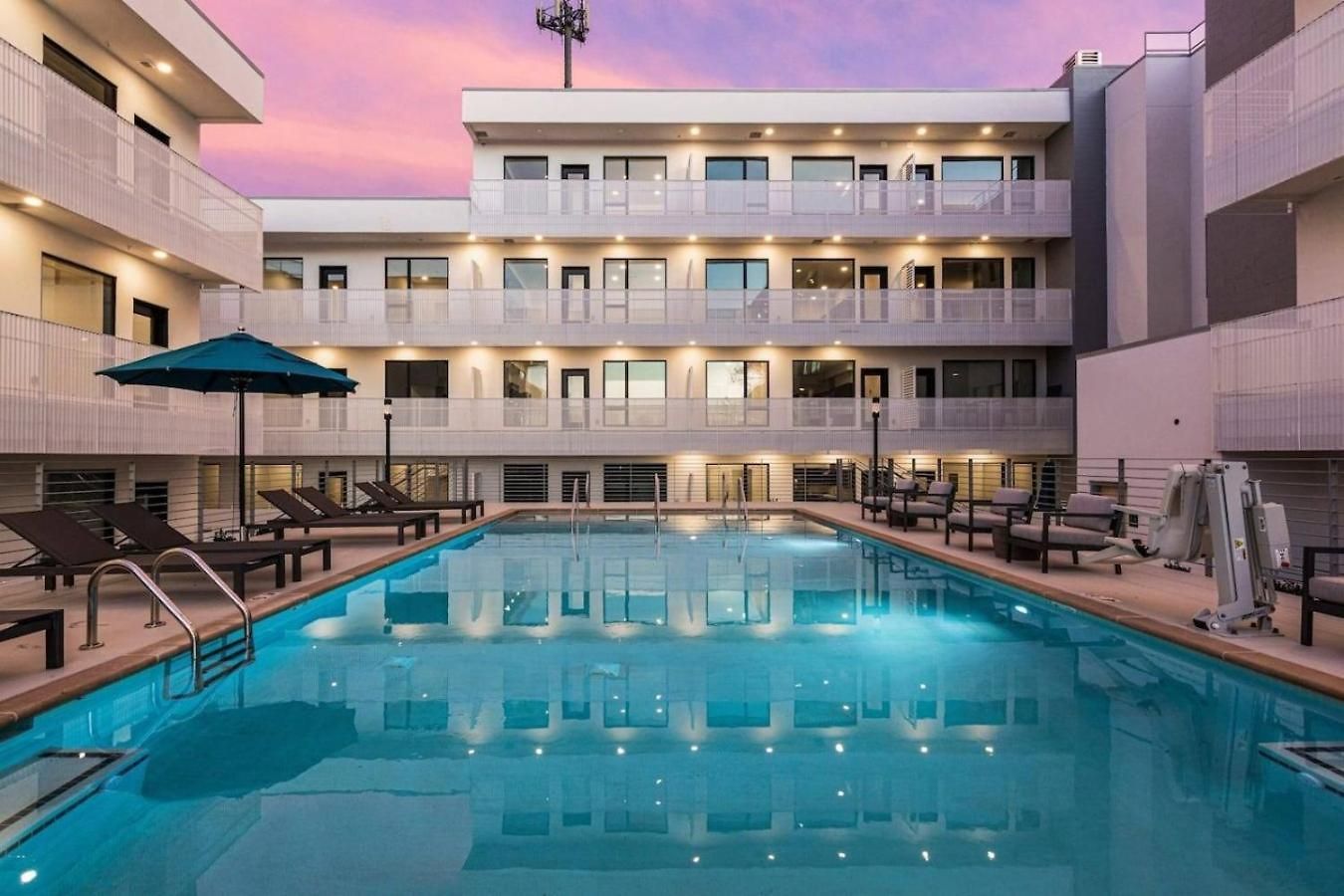 Apartment Modern Gulch Getaway With Pool, Garage And Balcony *