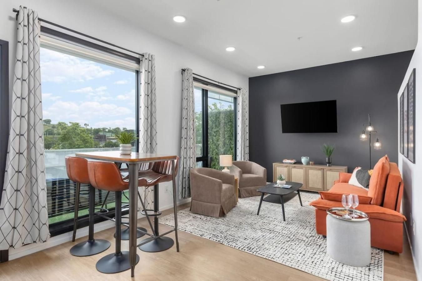 Modern Gulch Getaway With Pool, Garage And Balcony