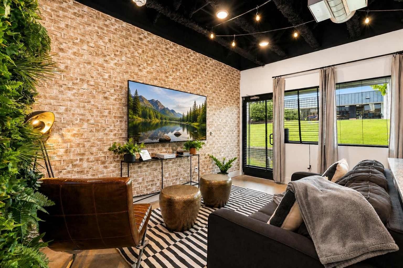 Spacious Near Downtown & Bna