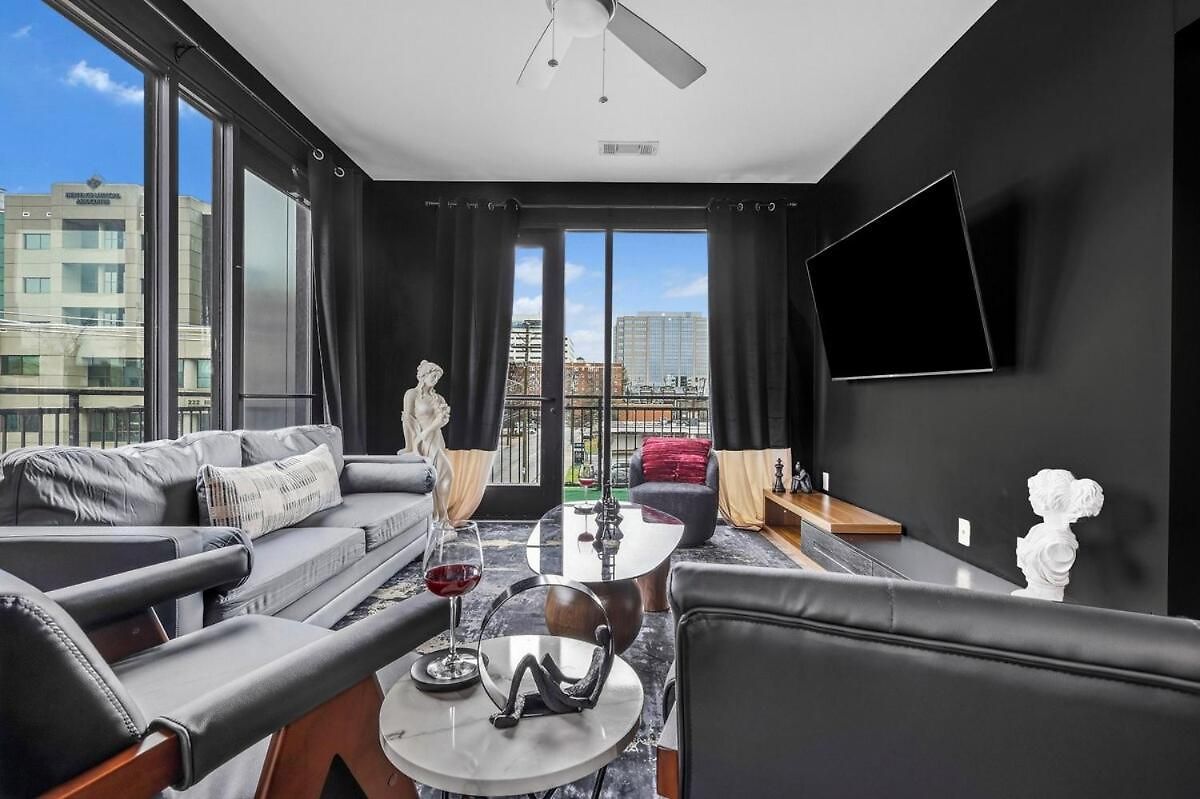 The Midnight Parthenon - 5 Min To Broadway - Midtown Apartment Nashville