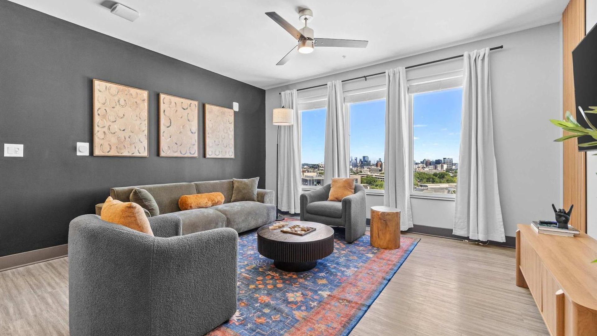 Stylish 2br W Skyline Views