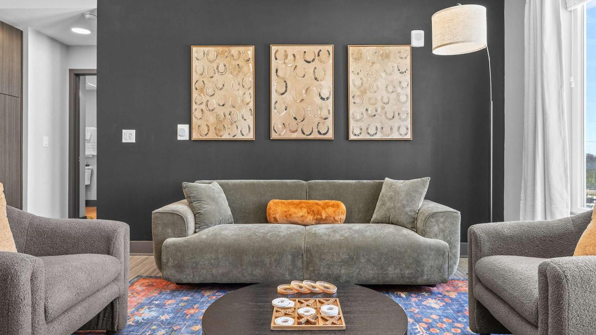 Stylish 2br W Skyline Views Apartment *